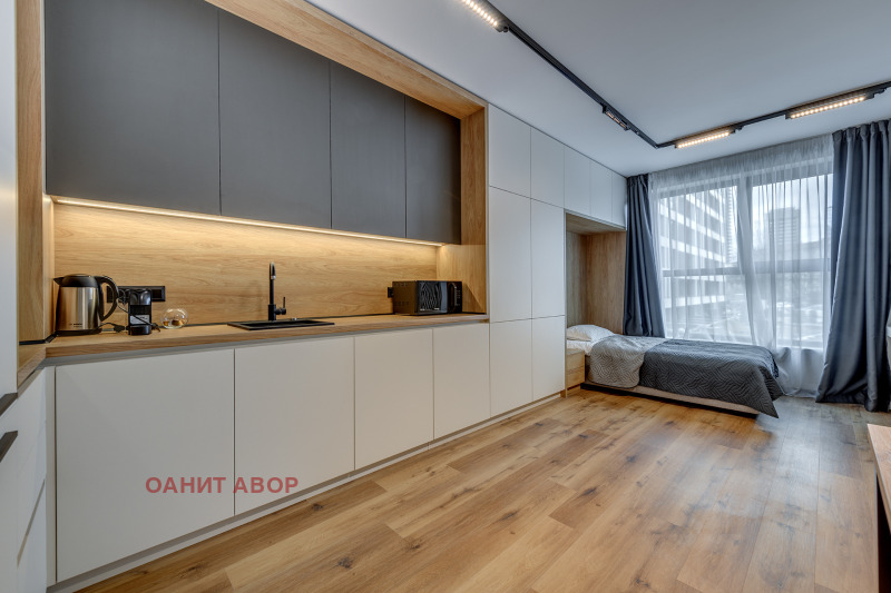Продава  2-стаен град София , Център , 93 кв.м | 74233148