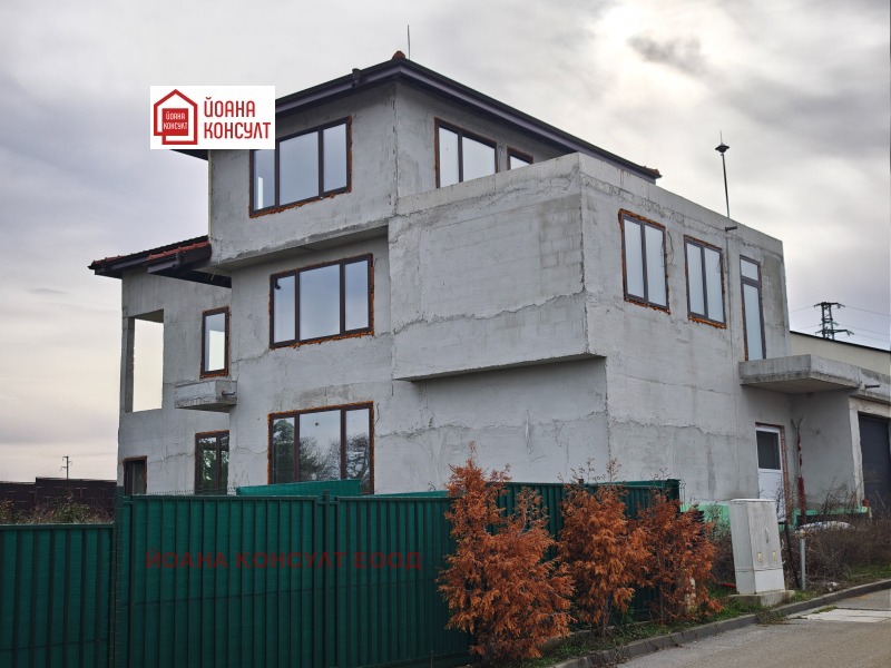 Продава  Къща град Плевен , Сторгозия , 330 кв.м | 46731821 - изображение [2]