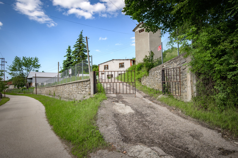Продава ФАБРИКА/ЗАВОД в област Ловеч, гр. Априлци - 2645 кв.м / При запитване