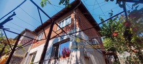 Piano della casa Akatsiia, Veliko Tarnovo 1