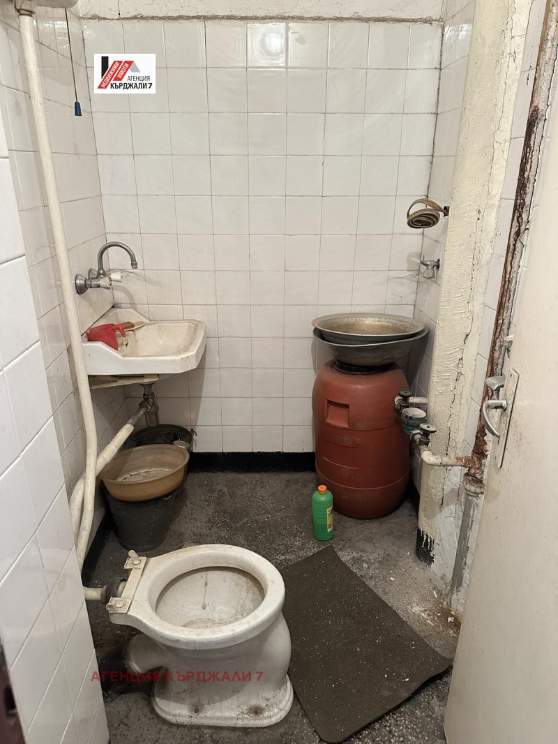 Продава  2-стаен град Кърджали , Веселчане , 63 кв.м | 26987222 - изображение [8]