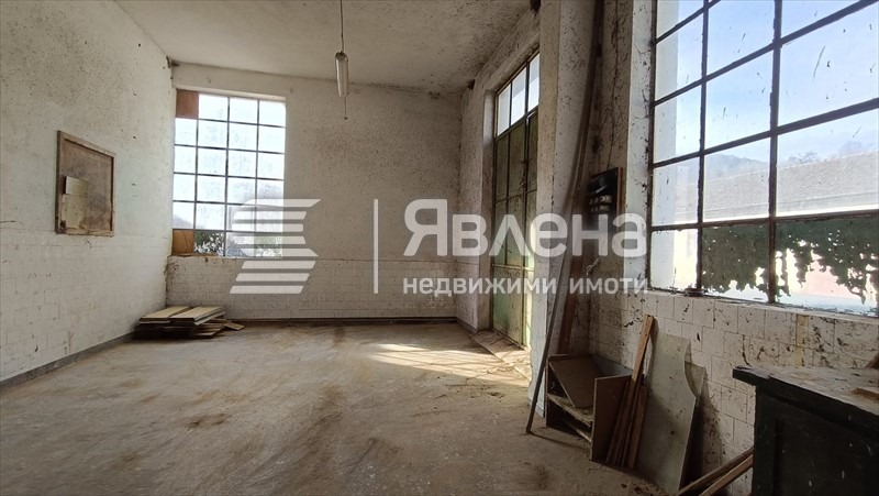 Продава ПРОМ. ПОМЕЩЕНИЕ, гр. Етрополе, област София област, снимка 9 - Производствени сгради - 54059285
