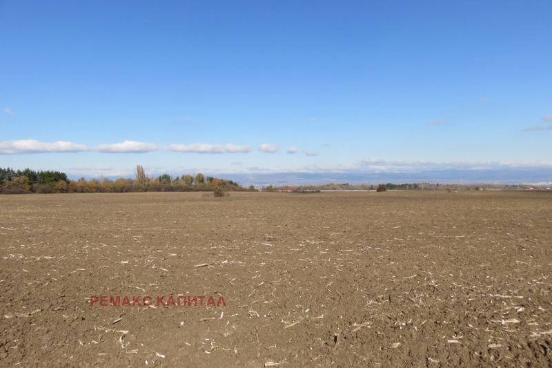 Продава ПАРЦЕЛ в град София, с. Мало Бучино - 7305 кв.м / 197 235 € » 385 758.13 лв., РЕМАКС КАПИТАЛ