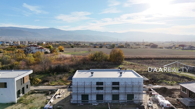 Продава КЪЩА, гр. Пловдив, Коматевско шосе, снимка 2 - Къщи - 49384624