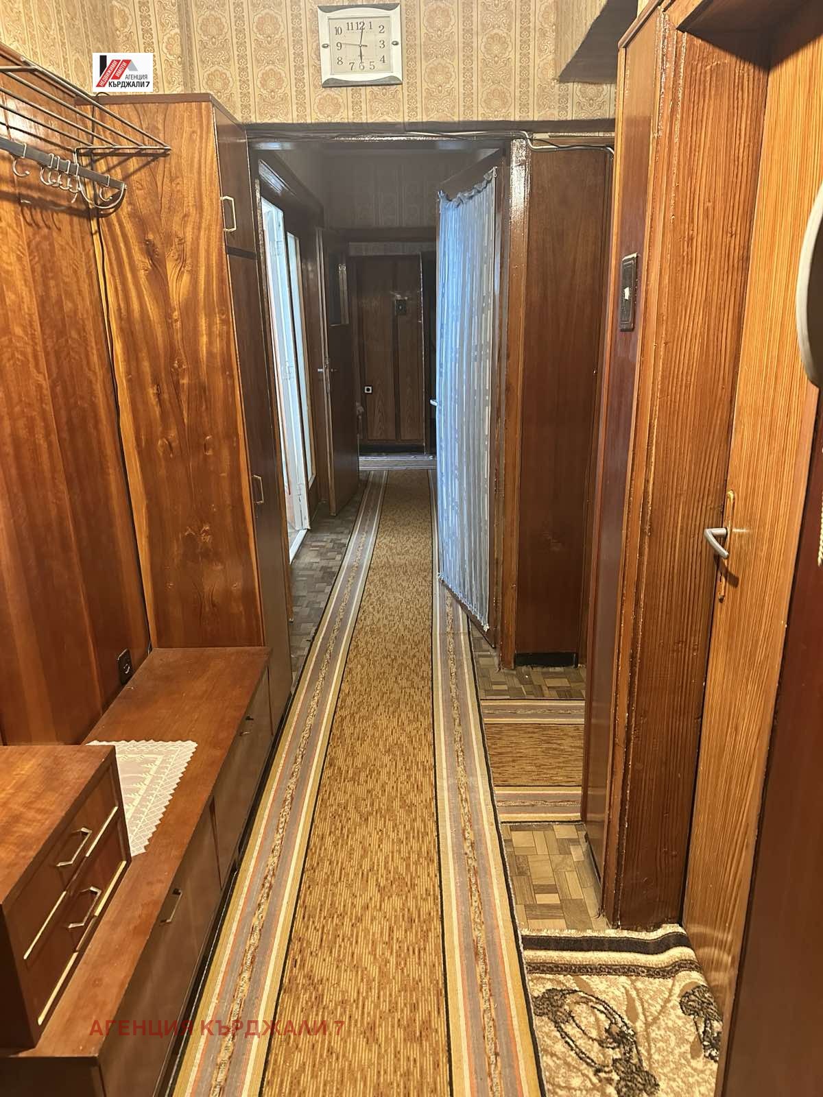 Продава МНОГОСТАЕН, гр. Кърджали, Байкал, снимка 4 - Апартаменти - 53993681