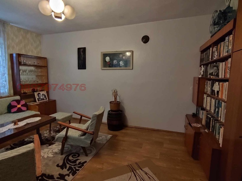 Продава ЕТАЖ ОТ КЪЩА, гр. Ямбол, Център, снимка 2 - Етаж от къща - 52782285