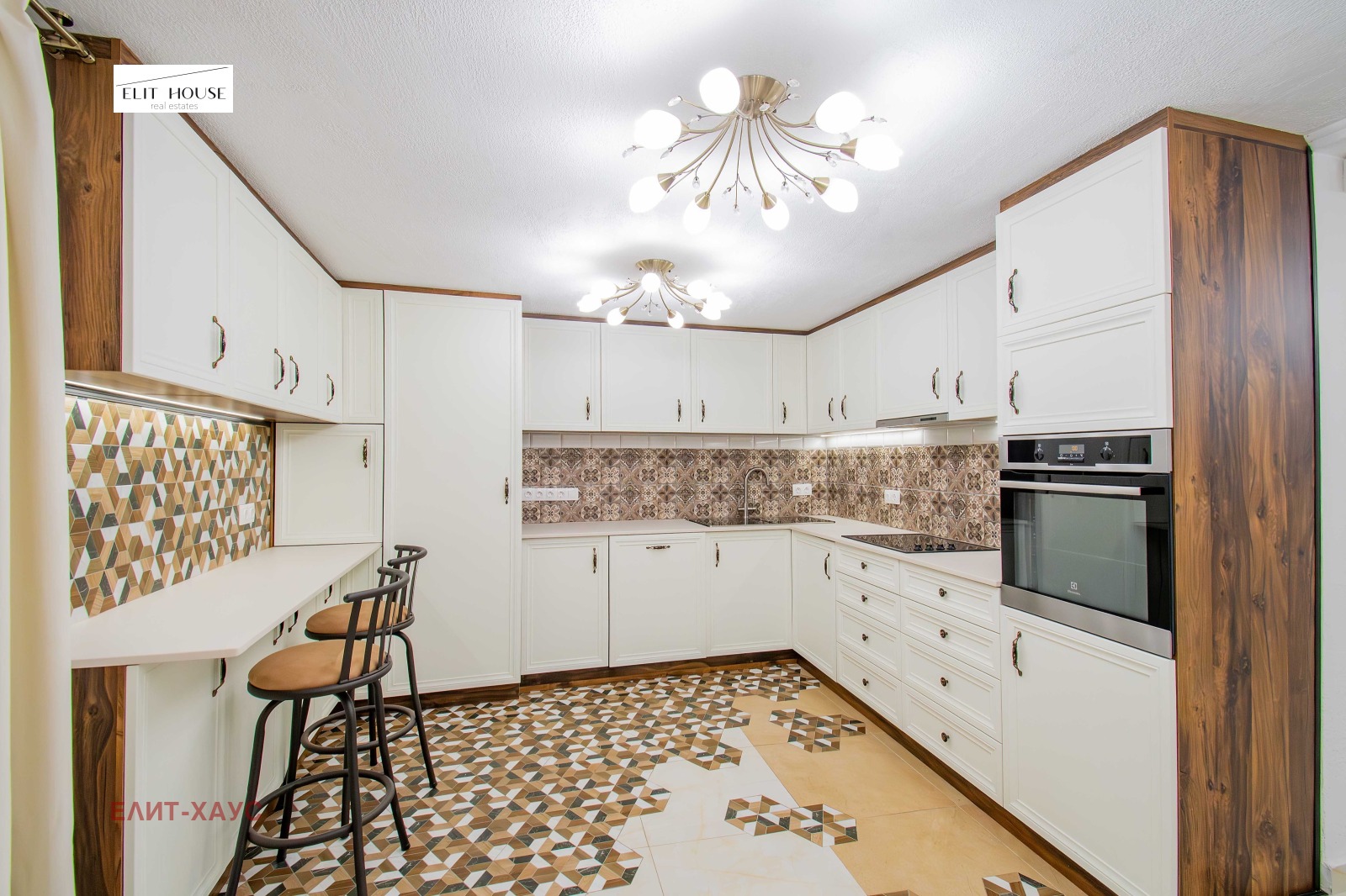 Продава КЪЩА, гр. София, Център