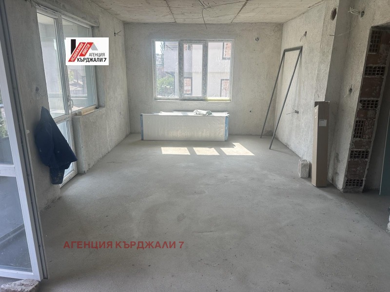 Продава  3-стаен град Кърджали , Байкал , 105 кв.м | 40000274
