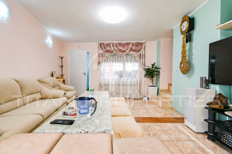 Продава КЪЩА, гр. София, Надежда 2