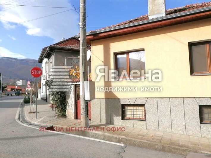 Продава КЪЩА, с. Костенец, област София област