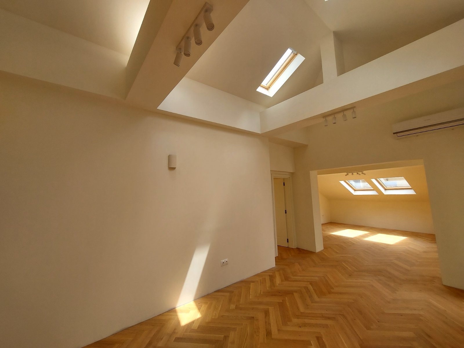 Продава МНОГОСТАЕН, гр. София, Център, снимка 5 - Апартаменти - 55414290