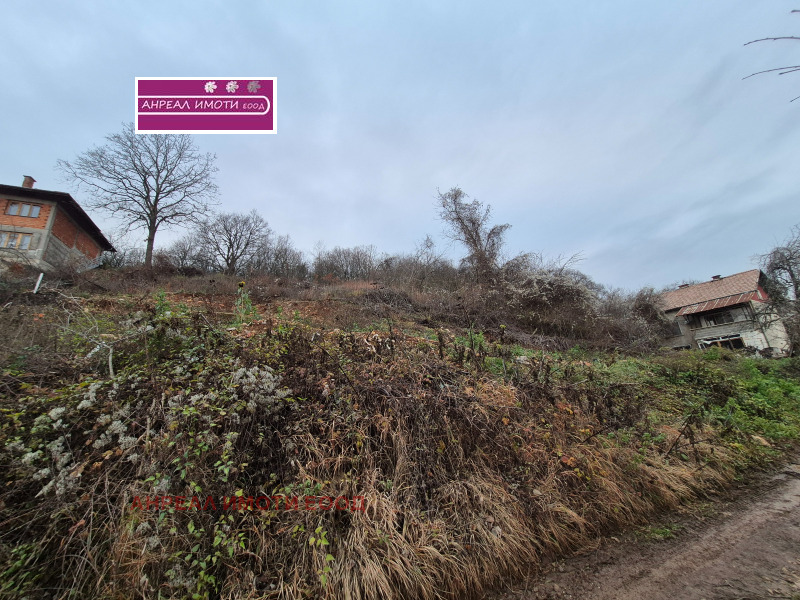 Продава ПАРЦЕЛ, с. Извор, област Перник