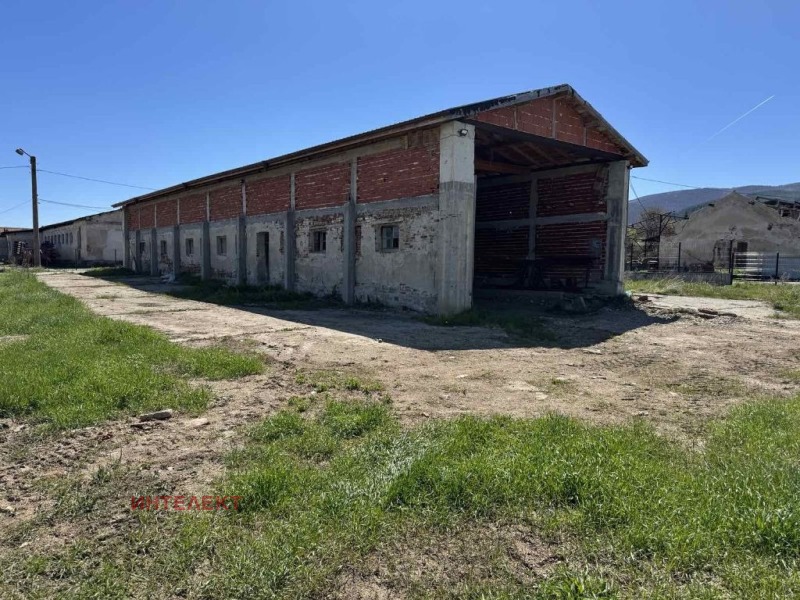 Продава ПРОМ. ПОМЕЩЕНИЕ в област Перник, с. Кондофрей - 1765 кв.м / 136 001 € » 265 994.84 лв., ИНТЕЛЕКТ