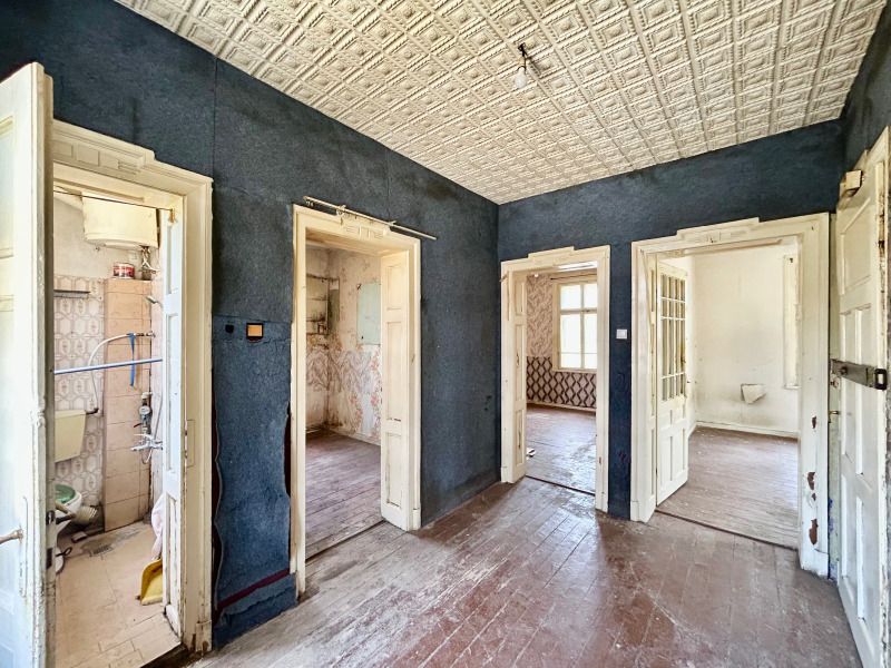 Продава  Етаж от къща, град София, Център •  165 000 EUR • ID 15409451 — holmes.bg - [1] 