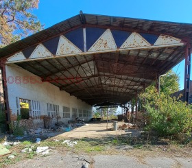 Industrie gebouw Dermantsi, regio Lovetsj 3