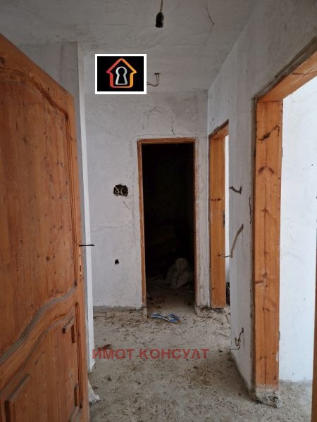 Продава МНОГОСТАЕН, гр. Враца, Кемера - Художник, снимка 1 - Aпартаменти - 48308868