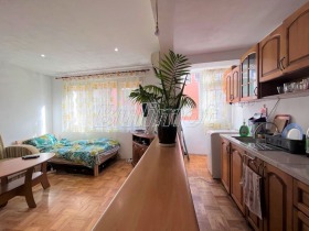 1 chambre Kolhozen pazar, Varna 1