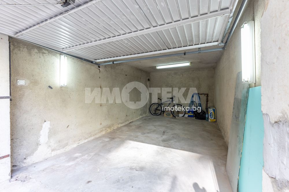 Продава ГАРАЖ, ПАРКОМЯСТО, гр. Варна, Център, снимка 2 - Гаражи и паркоместа - 56119220