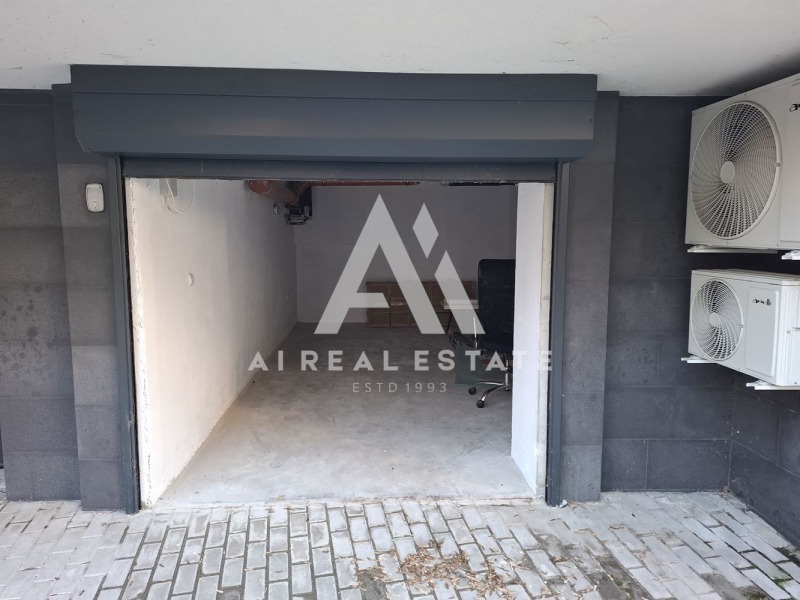 Продава ГАРАЖ, ПАРКОМЯСТО, гр. Плевен, Идеален център