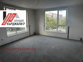 1 chambre Vazrojdentsi, Kardjali
