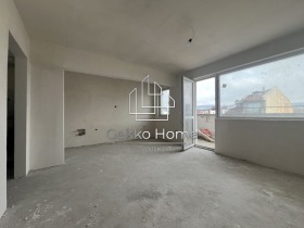 Studio Kolhozen pazar, Varna