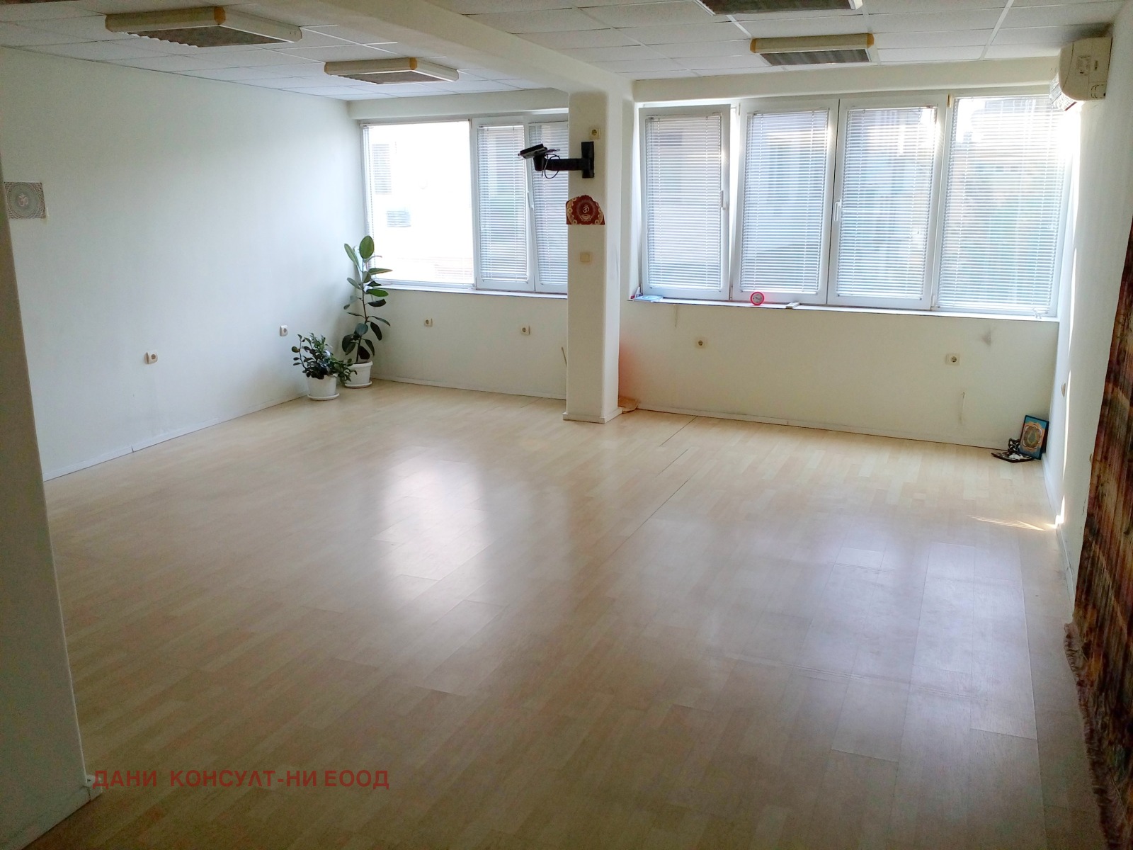 Продава ОФИС, гр. Велико Търново, Център, снимка 2 - Офиси - 39173390