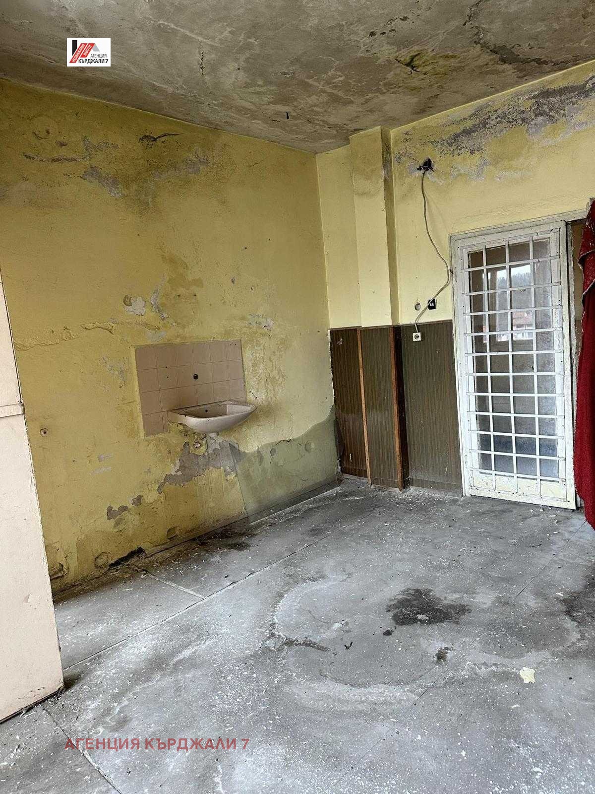 Продава МНОГОСТАЕН, гр. Джебел, област Кърджали, снимка 2 - Апартаменти - 51998182