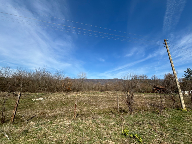 Продава ПАРЦЕЛ в област София, с. Равнище - 6000 кв.м / 110 000 € » 215 141.30 лв., АННА МАТИ ВЕЛЕВА