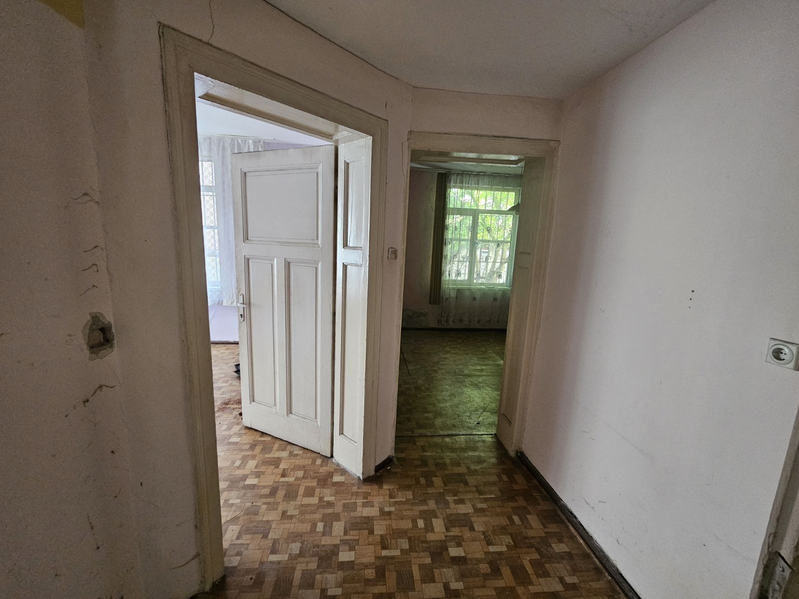 Продава ЕТАЖ ОТ КЪЩА, гр. София, Център, снимка 3 - Етаж от къща - 56346844