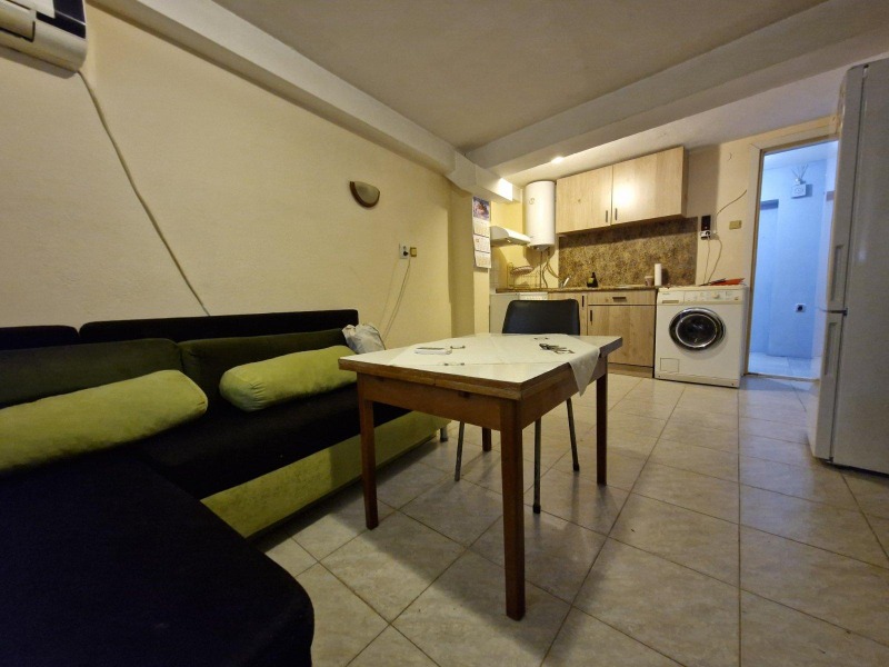 Дава под нем  2-стаен, град Пловдив, Център •  255 € • ID 87631582 — holmes.bg - [1] 