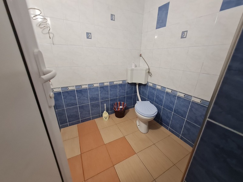 Дава под наем МАГАЗИН, гр. Шумен, Пазара, снимка 4 - Магазини - 53023023