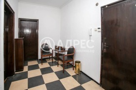 Офис град София, Докторски паметник 10