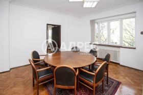 Офис град София, Докторски паметник 5