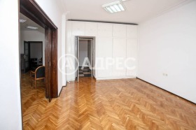 Офис град София, Докторски паметник 8