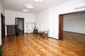 Офис град София, Докторски паметник 2