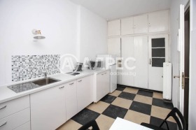 Офис град София, Докторски паметник 7