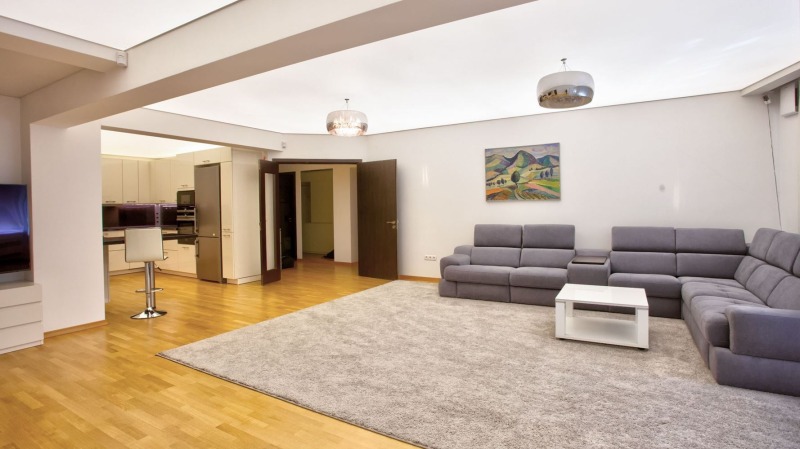 Zu vermieten  3 Schlafzimmer Sofia , Zentar , 210 qm | 99546370