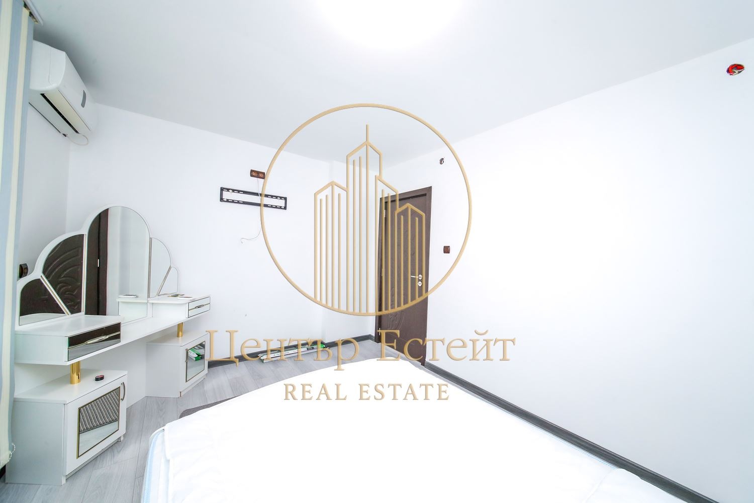 Дава под наем КЪЩА, гр. Плевен, Широк център, снимка 2 - Къщи - 53823824