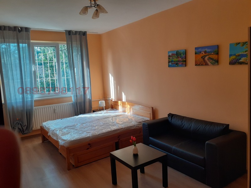Издаје се  1 спаваћа соба Софија , Славија , 40 м2 | 43313185