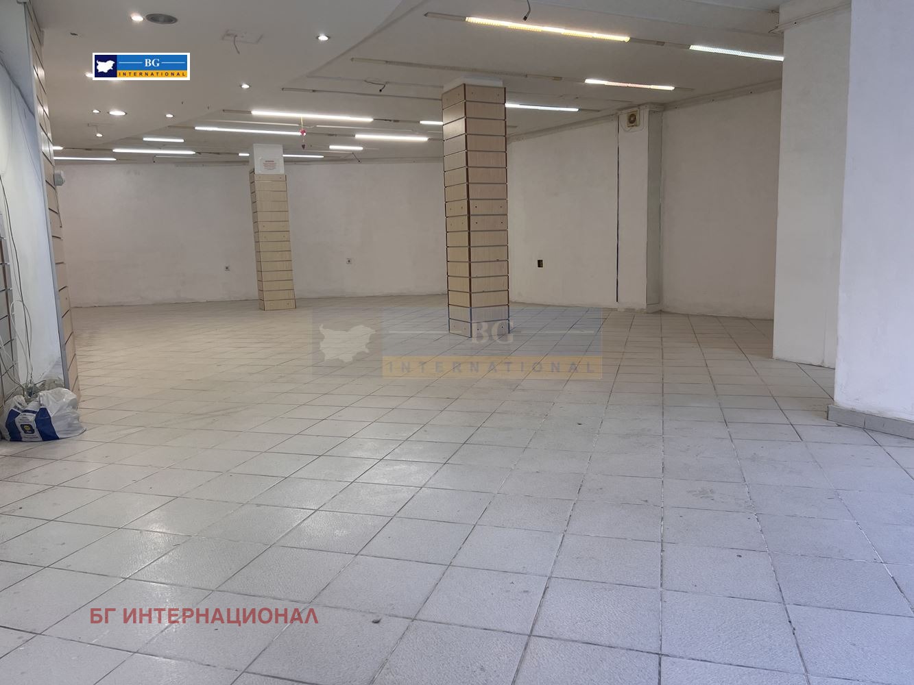 Дава под наем МАГАЗИН, гр. Бургас, Център, снимка 2 - Магазини - 53041083