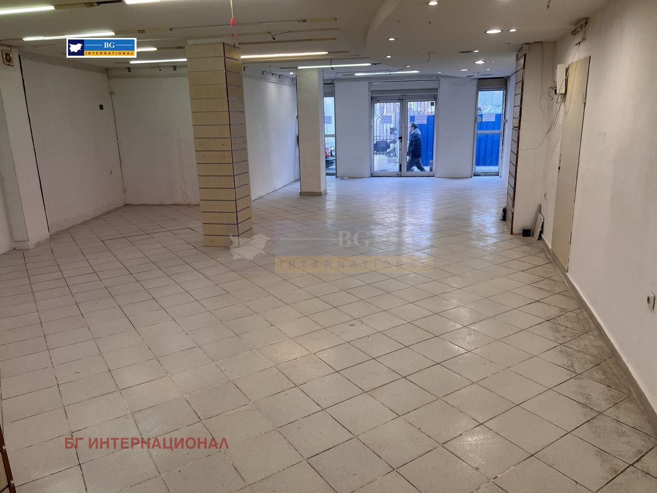 Дава под наем МАГАЗИН, гр. Бургас, Център, снимка 12 - Магазини - 53041083