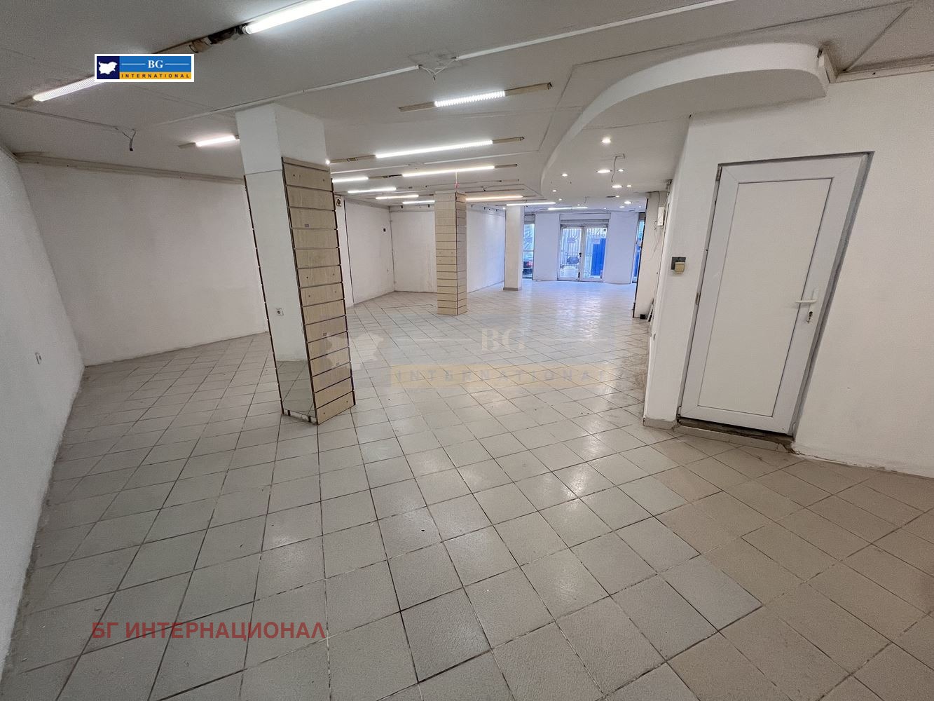Дава под наем МАГАЗИН, гр. Бургас, Център, снимка 9 - Магазини - 53041083