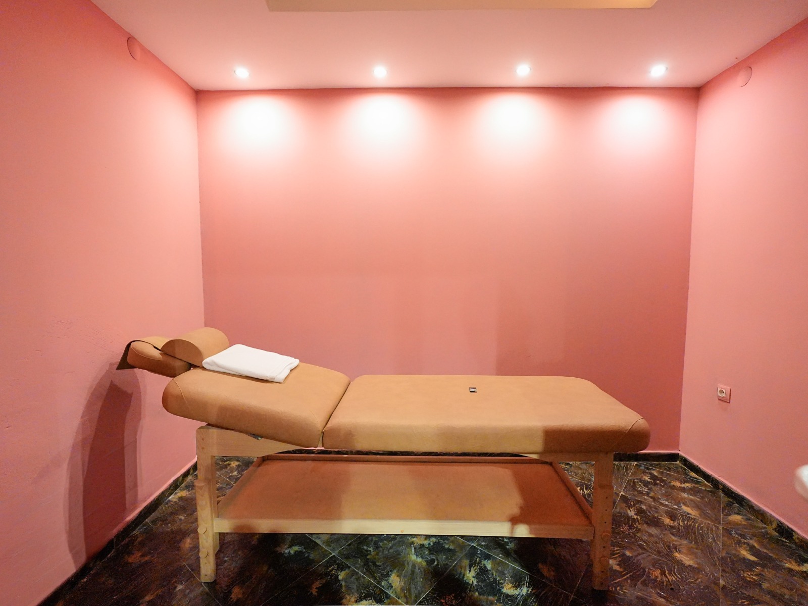 Дава под наем ХОТЕЛ, гр. Добринище, област Благоевград, снимка 8 - Хотели - 53693956