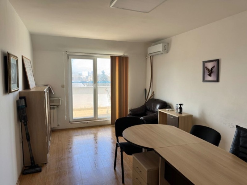 Дава под Наем ОФИС в град Варна, Трошево - 105 кв.м / 1 200 € » 2 347.00 лв., СМЕНИ АДРЕСА ЕООД