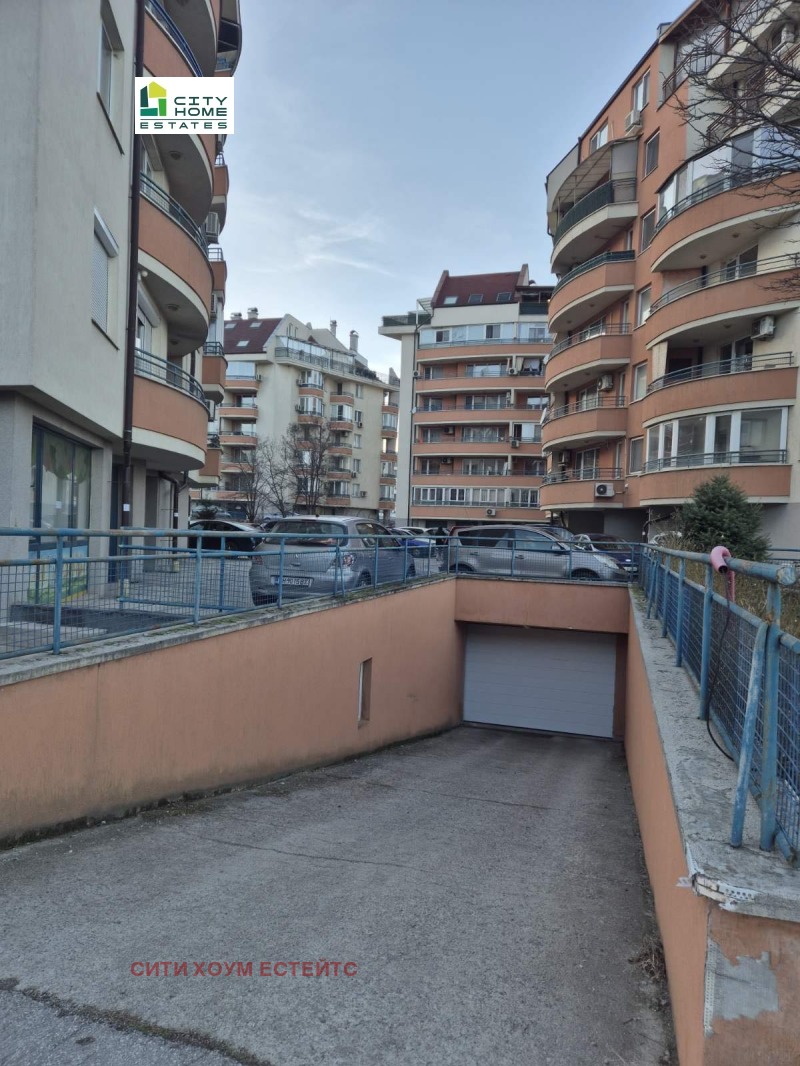 Дава под наем ГАРАЖ, ПАРКОМЯСТО, гр. София, Гоце Делчев, снимка 2 - Гаражи и паркоместа - 53124471