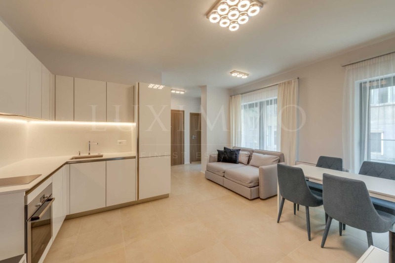 Дава под нем  2-стаен, град София, Център •  950 € • ID 57293044 — holmes.bg - [1] 