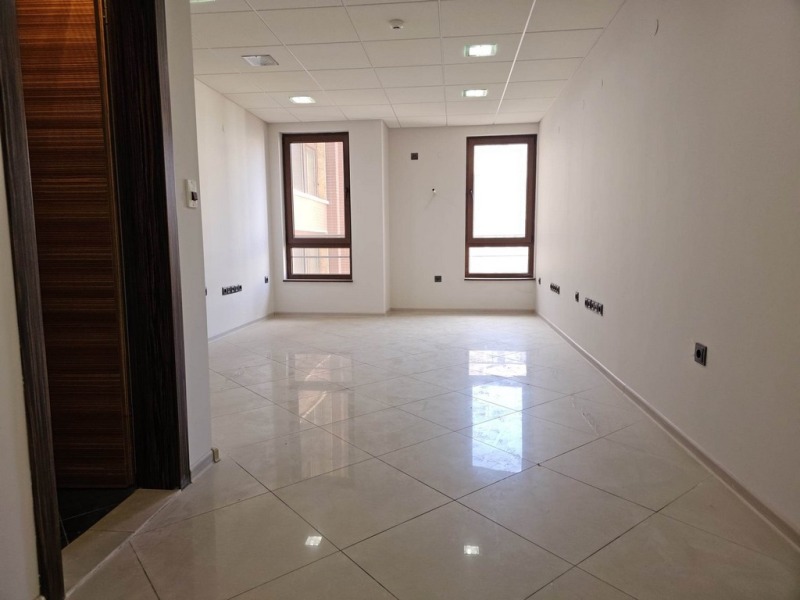 Para alugar  Escritório Kardjali , Centar , 26 m² | 98843122