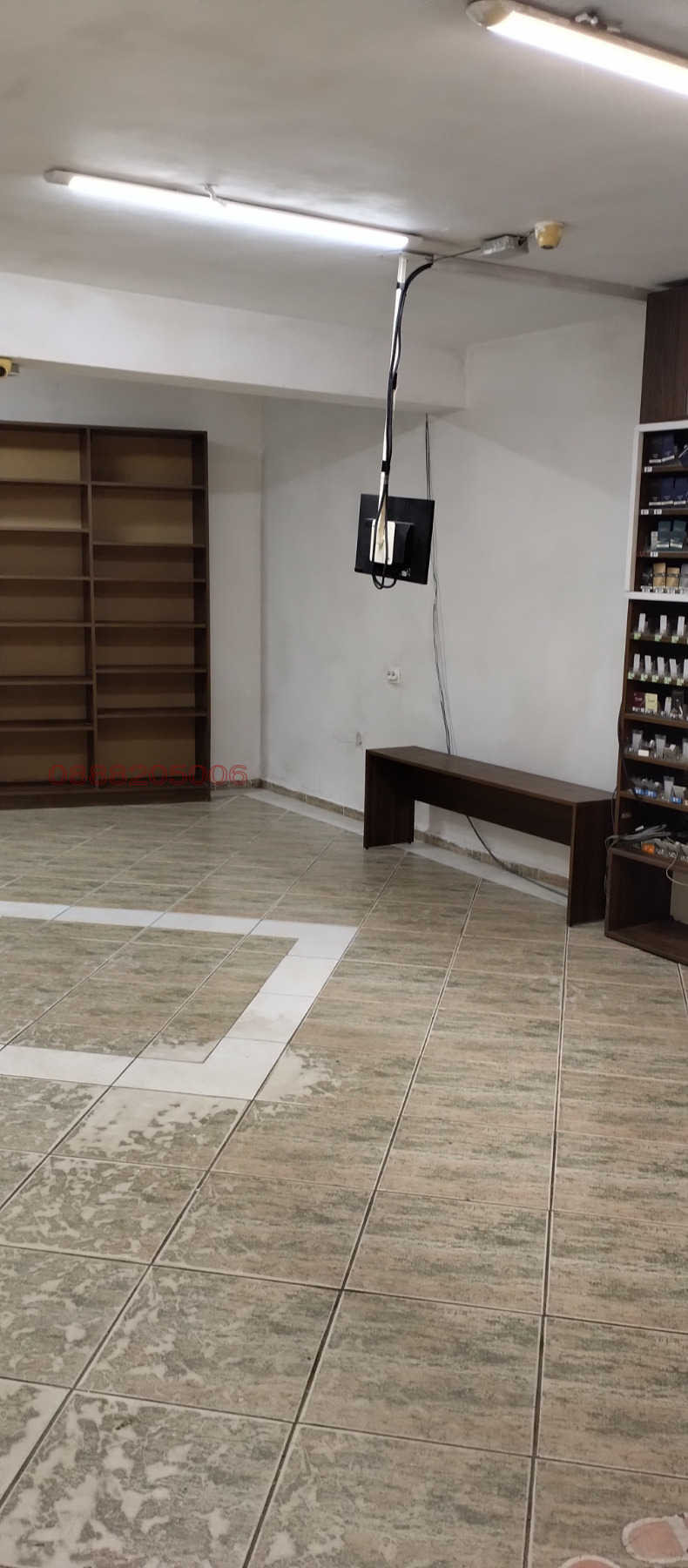 Дава под наем МАГАЗИН, гр. Варна, Колхозен пазар, снимка 2 - Магазини - 52798721