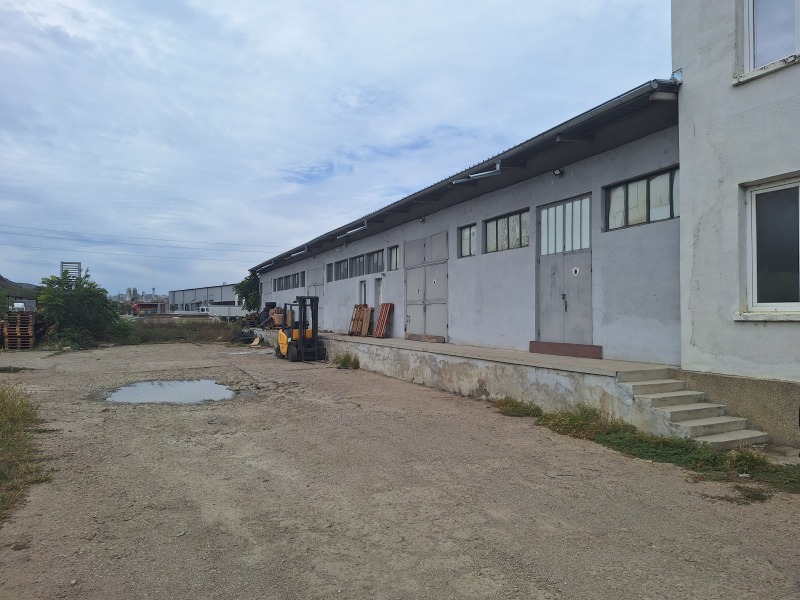Дава под Наем СКЛАД в град Велико Търново, Промишлена зона - Юг - 245 кв.м / 501.07 € » 980 лв., ЯВЛЕНА-ОФИС ВЕЛИКО ТЪРНОВО