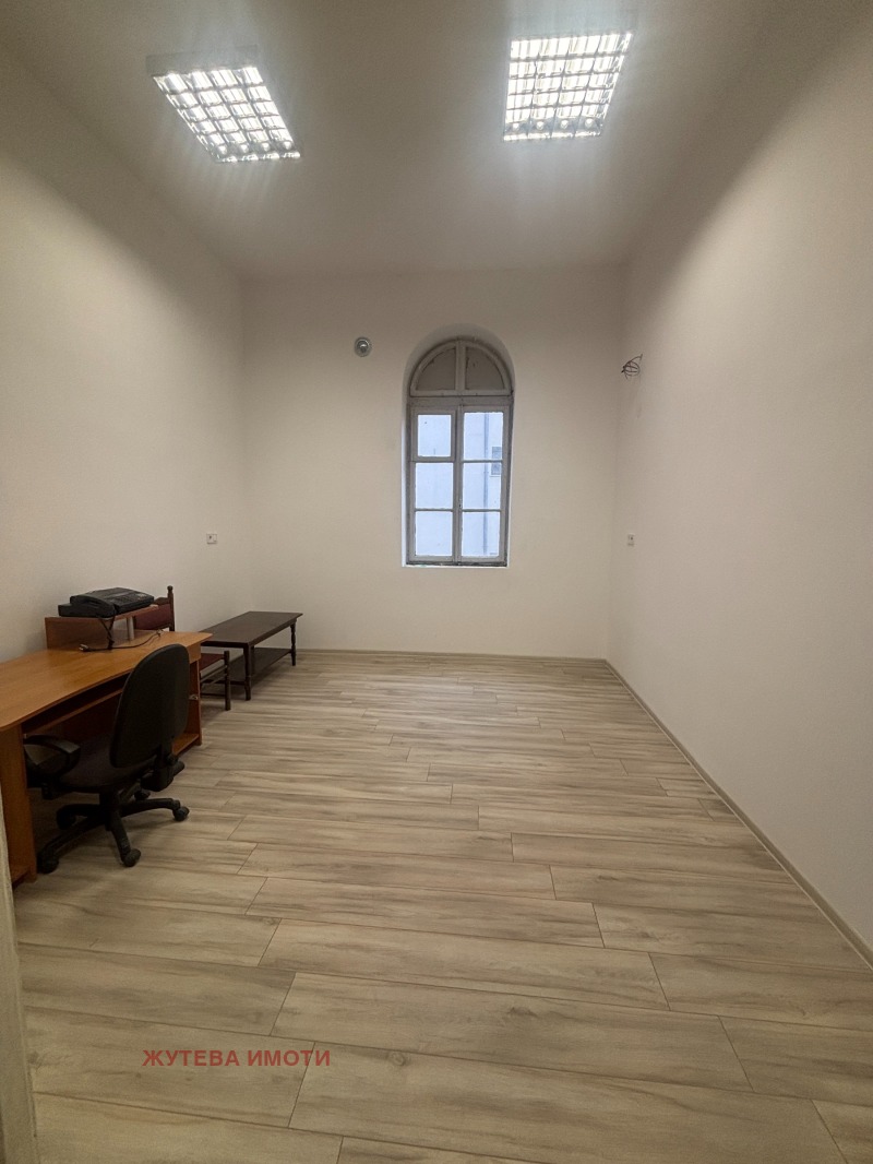 Дава под Наем ОФИС в област Пловдив, гр. Карлово - 16 кв.м / 205 € » 400.95 лв., ЖУТЕВА ИМОТИ